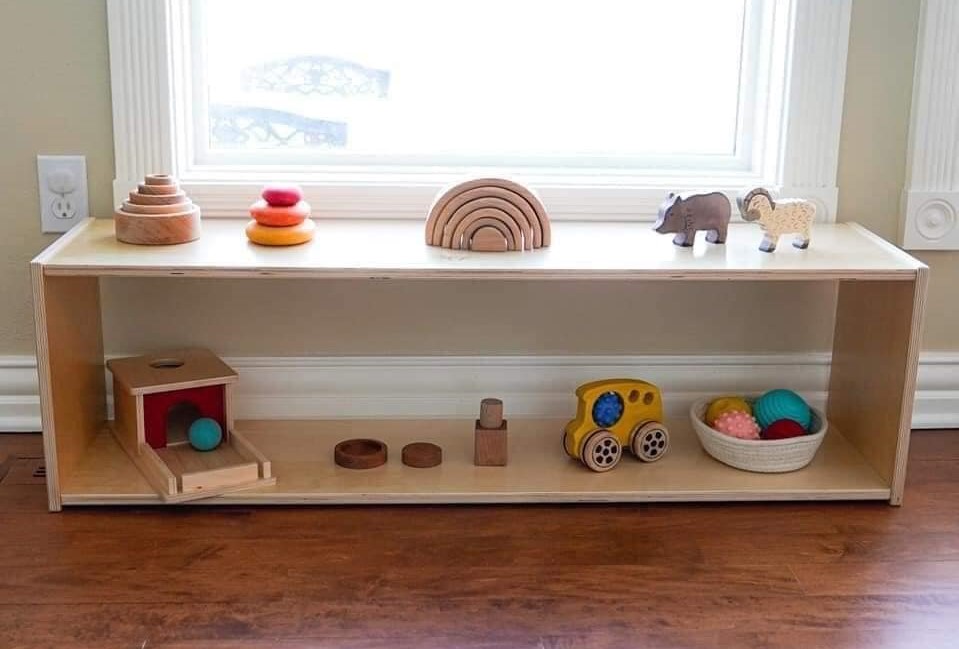 Giá đựng đồ chơi Montessori điển hình