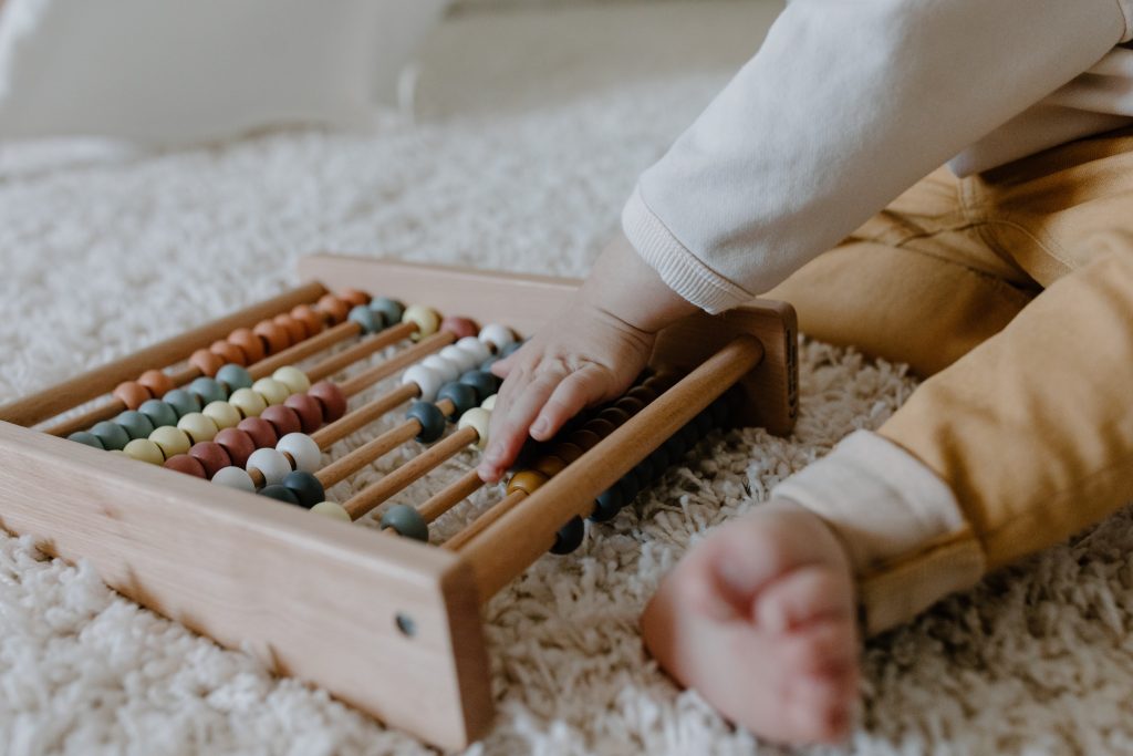 Đồ chơi Montessori là gì?